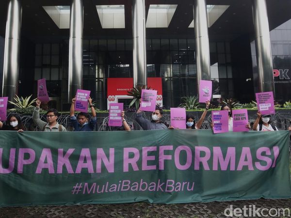 ICW Suarakan 11 Tuntutan Antikorupsi di Depan KPK
