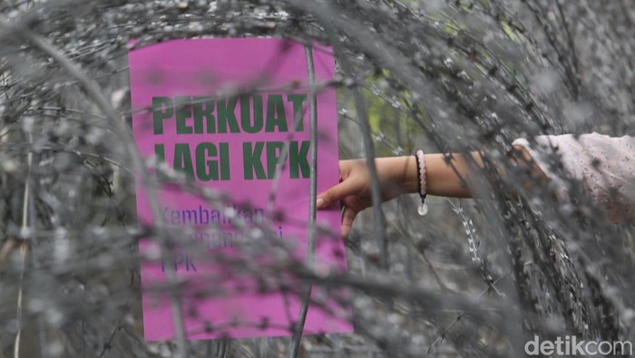 Aktivis Indonesia Corruption Watch (ICW) menggelar aksi damai di depan Gedung Merah Putih KPK, Jakarta, Selasa (9/9/2025).