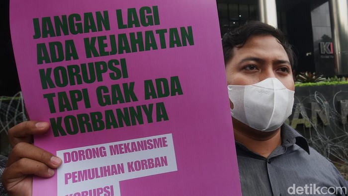 Aktivis Indonesia Corruption Watch (ICW) menggelar aksi damai di depan Gedung Merah Putih KPK, Jakarta, Selasa (9/9/2025).