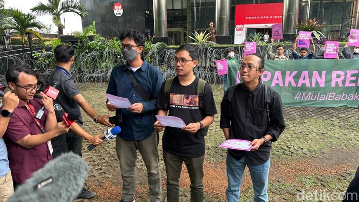 Indonesia Corruption Watch (ICW) menggelar aksi di gedung KPK, Kuningan, Jakarta Selatan. Mereka membawa 11 tuntutan untuk memperkuat pemberantasan korupsi. (Adrial A/detikcom)