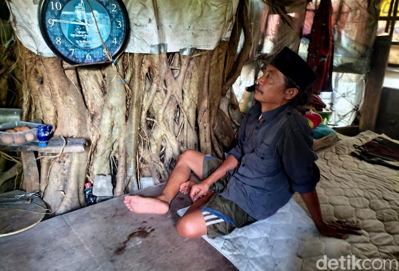 Jalal sehari-harinya menghabiskan waktu dirumah pohon untuk mencari ketenangan hati.