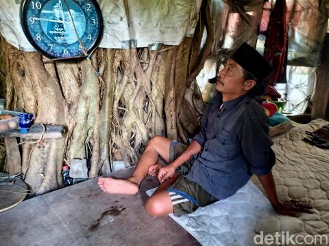 Jalal sehari-harinya menghabiskan waktu dirumah pohon untuk mencari ketenangan hati.