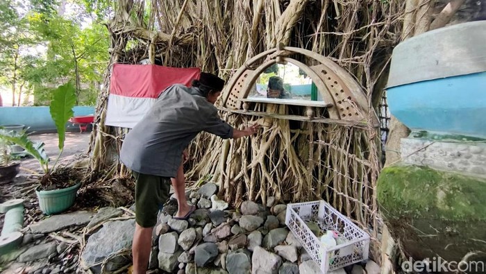 Jalal sehari-harinya menghabiskan waktu dirumah pohon untuk mencari ketenangan hati.
