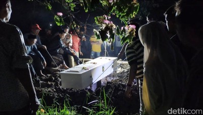 Suasana Pemakaman Tiara Korban Mutilasi Mojokerto Diiringi Ratusan Warga