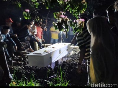 Suasana Pemakaman Tiara Korban Mutilasi Mojokerto Diiringi Ratusan Warga
