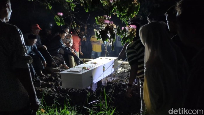 Jenazah Tiara, korban mutilasi Mojokerto tiba di rumah duka di Desa Made, Lamongan hingga langsung dimakamkan.