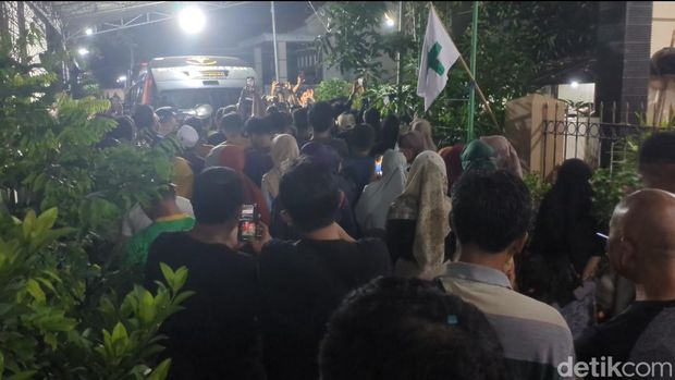 Jenazah Tiara, korban mutilasi Mojokerto tiba di rumah duka di Desa Made, Lamongan hingga langsung dimakamkan.