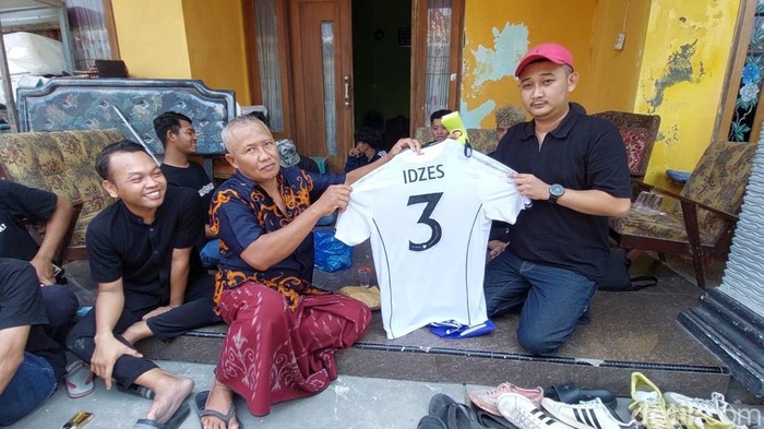 Jersey kapten Timnas Indonesia, Jay Idzes diberikan kepada keluarga Djalu Ariel Fristianto