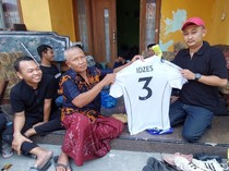 Keluarga Djalu Dapat Kenangan Jersey Kapten Timnas Jay Idzes