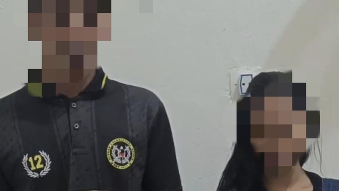 Joko dan Ninik saat membaca surat pernyataan didepan polisi.