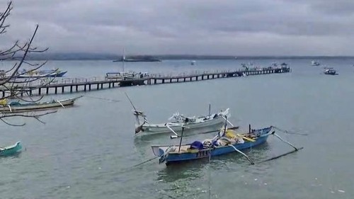 Kapal nelayan tertambat di Desa Pulau Maringkik tidak bisa pergi melaut karena cuaca buruk, Selasa (9/9/2025).
