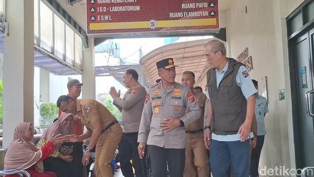 Kapolda Jawa Barat Irjen Rudi Setiawan mengunjungi para korban majelis ambruk yang dirawat di RSUD Kota Bogor, Selasa (9/9/2025). Ia didampingi Kapolresta Bogor Kota Kombes Eko Prasetyo dan Kapolres Bogor AKBP Wikha Ardilestanto.
