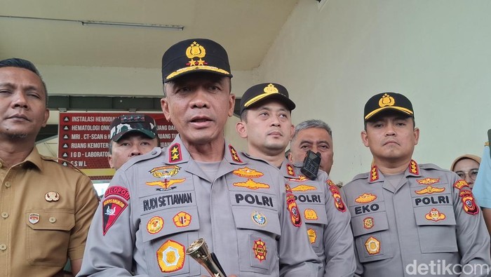 Kapolda Jawa Barat Irjen Rudi Setiawan mengunjungi para korban majelis ambruk yang dirawat di RSUD Kota Bogor, Selasa (9/9/2025). Ia didampingi Kapolresta Bogor Kota Kombes Eko Prasetyo dan Kapolres Bogor AKBP Wikha Ardilestanto.