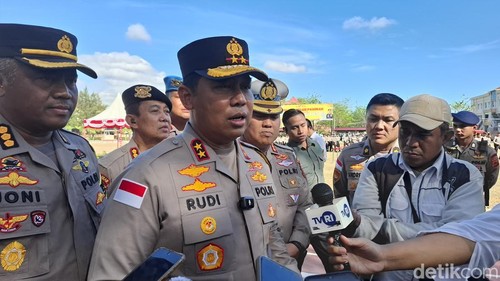 Kapolda NTT Irjen Rudi Darmoko diwawancarai seusai apel gelar pasukan dalam rangka Operasi Tour De EnTeTe Turangga 2025 di Mapolda NTT, Selasa (9/9/2025).