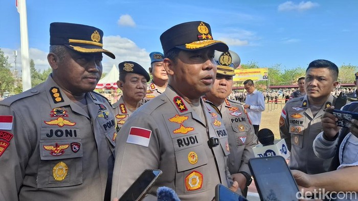 Kapolda NTT Irjen Rudi Darmoko diwawancarai seusai apel gelar pasukan dalam rangka Operasi Tour De EnTeTe Turangga 2025 di Mapolda NTT, Selasa (9/9/2025).