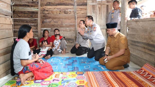 Kapolda Riau Irjen Herry Heryawan melayat ke rumah duka dua bocah yang tewas tenggelam di kolam bekas galian C di Pekanbaru, Selasa (9/9/2025) siang tadi.