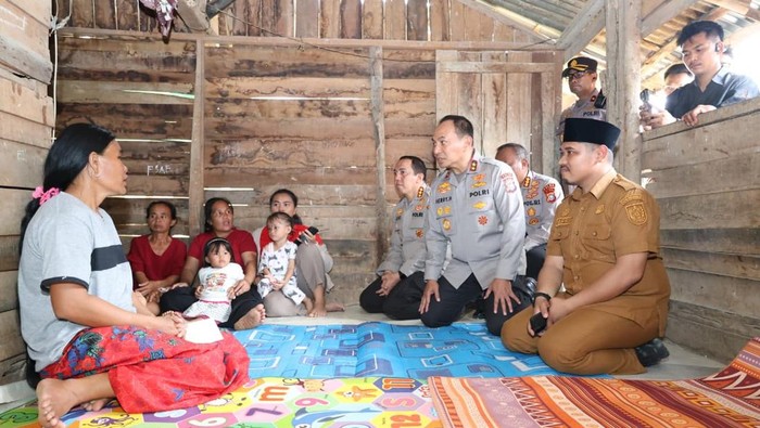 Kapolda Riau Irjen Herry Heryawan melayat ke rumah duka dua bocah yang tewas tenggelam di kolam bekas galian C di Pekanbaru, Selasa (9/9/2025) siang tadi.