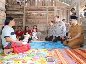 Kapolda Riau Melayat ke Rumah Duka 2 Bocah Tenggelam di Bekas Galian C