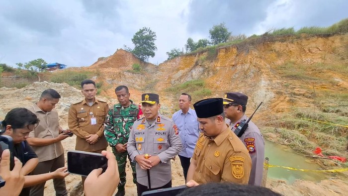 Kapolda Riau Irjen Herry Heryawan mengecek bekas galian tambang ilegal di Pekanbaru yang menewaskan 2 bocah, Selasa (9/9/2025).