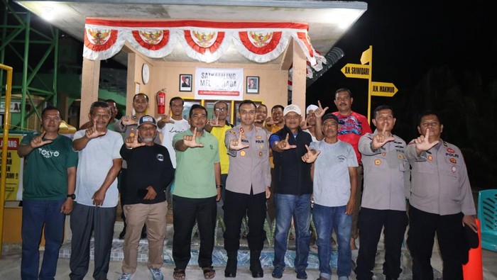 Kapolres Dumai AKBP Angga F Herlambang melakukan Sambang Kampung, pada Senin (8/9/2025) malam, meminta warga aktifkan kembali Siskamling.
