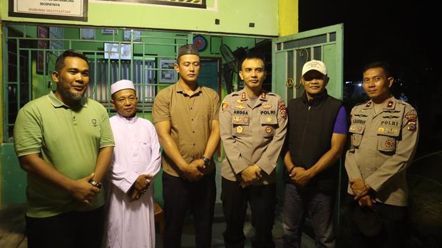 Kapolres Dumai AKBP Angga F Herlambang melakukan Sambang Kampung, pada Senin (8/9/2025) malam, meminta warga aktifkan kembali Siskamling.