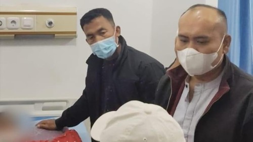 Kapolres Manggarai AKBP Hendry Syaputra (masker putih) menjenguk korban penganiayaan oleh polisi di RSUD Ruteng (Foto: Dok. Humas Polres Manggarai)