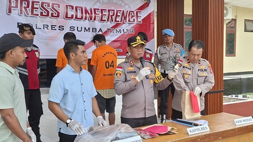 Kapolres Sumba Timur AKBP Gede Harimbawa (tengah) mengungkap kasus pencurian kuda, di Mapolres Sumba Timur, Selasa (9/9/2025) (Dok. Humas Polres Sumba Timur)