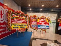 Karangan Bunga Berjejer Jelang Sertijab Menkop Ferry