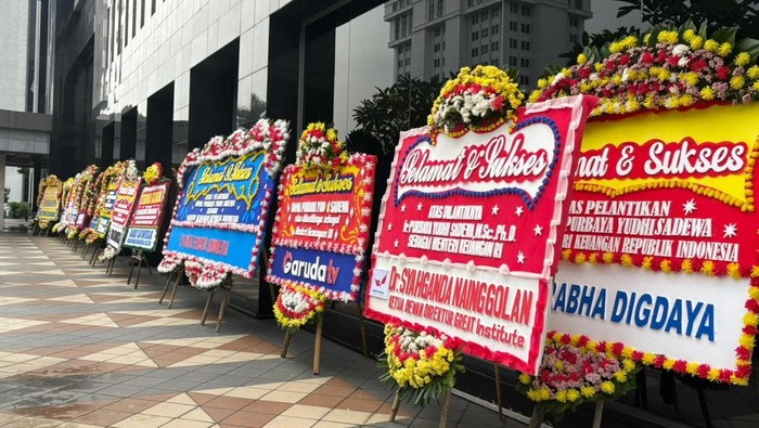 Karangan bunga untuk Purbaya di Kementerian Keuangan