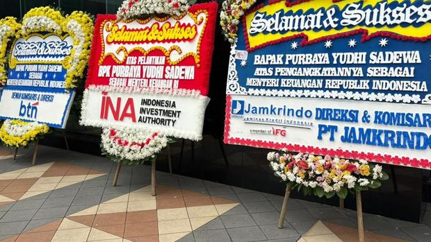 Karangan bunga untuk Purbaya di Kementerian Keuangan