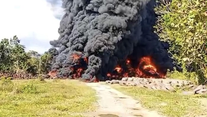 Kebakaran pabrik ban bekas di Konawe Selatan, Sultra.