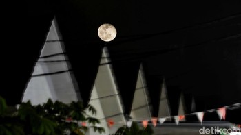 Fenomena langit kembali menjadi sorotan masyarakat pada awal September ini. Bulan purnama yang dikenal sebagai Corn Moon menghiasi angkasa dengan cahaya kekuningan yang hangat. Seperti yang terlihat dari Babelan, Kabupaten Bekasi, Jawa Barat, Selasa (9/9/2025) malam.