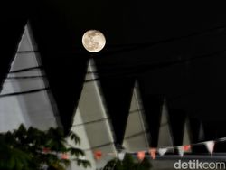 Keindahan Corn Moon Tersaji Lewat Teknik Multi Exposure