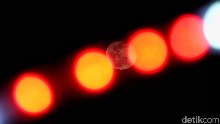 Keindahan Corn Moon Tersaji Lewat Teknik Multi Exposure Fenomena langit kembali menjadi sorotan masyarakat pada awal September ini. Bulan purnama yang dikenal sebagai Corn Moon menghiasi angkasa dengan cahaya kekuningan yang hangat. Seperti yang terlihat dari Babelan, Kabupaten Bekasi, Jawa Barat, Selasa (9/9/2025) malam.
