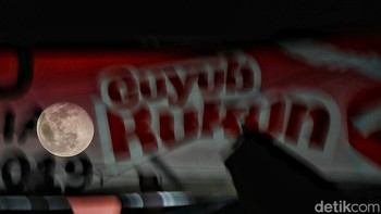 Fenomena langit ini pun menjadi ruang refleksi. Di tengah hiruk pikuk kota, Corn Moon hadir sebagai penyejuk batin yang menyatukan imaji dan kenyataan.