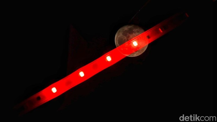 Fenomena langit kembali menjadi sorotan masyarakat pada awal September ini. Bulan purnama yang dikenal sebagai Corn Moon menghiasi angkasa dengan cahaya kekuningan yang hangat. Seperti yang terlihat dari Babelan, Kabupaten Bekasi, Jawa Barat, Selasa (9/9/2025) malam.