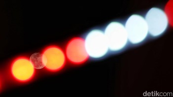 Perpaduan tersebut memberi kesan bahwa cahaya bulan bukan hanya milik langit. Ia seolah menjadi bagian dari denyut kehidupan sehari-hari di bumi.