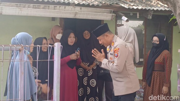 Keluarga korban mutilasi di rumah duka saat hendak menjemput jenazah Tiara yang dimutilasi pacarnya, Alfi.