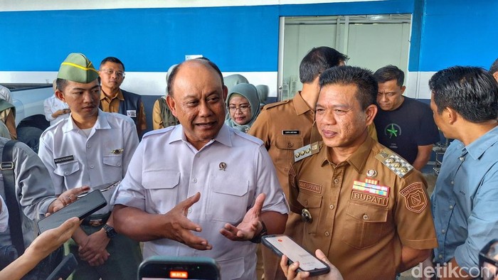 Kepala Badan Gizi Nasional (BGN), Dadan Hindayana, di Desa Rancamulya, Kecamatan Pameungpeuk, Selasa (9/9/2025) Kepala Badan Gizi Nasional (BGN), Dadan Hindayana, di Desa Rancamulya, Kecamatan Pameungpeuk, Selasa (9/9/2025)