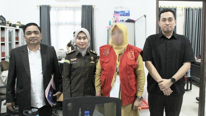 Kepala SMA Negeri 16 Medan berinisial RA ditahan Kejari Belawan atas dugaan korupsi dana BOS tahun anggaran 2022 dan 2023. (Dok. Kejari Belawan)