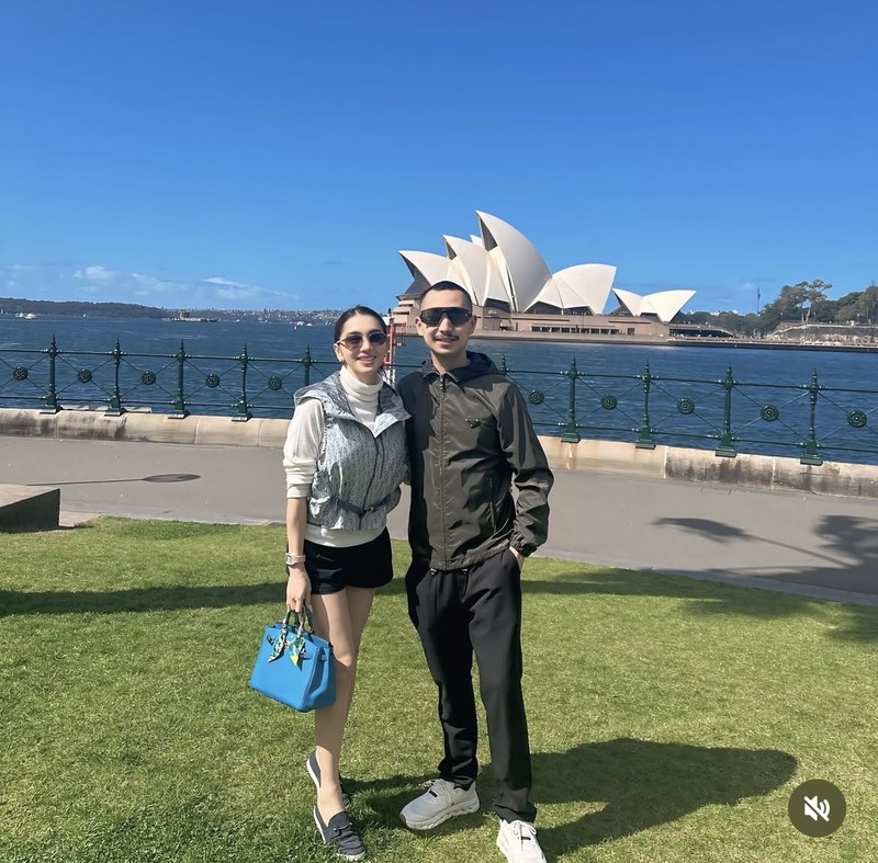 Keseruan Angel Karamoy Saat Kulineran di Sydney hingga Swiss