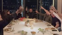 Salah satu agenda liburan mereka berdua yaitu merayakan ulang tahun Gusti Ega di restoran. Dalam unggahan Instagram story Angel Karamoy pada Senin (8/9/2025), mereka makan-makan di sebuah restoran mewah di Sydney. Foto: Instagram @realangelkaramoy