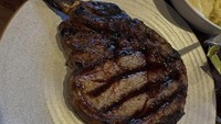 Selain makan di restoran dalam gedung tinggi, artis kelahiran 1987 ini juga membagikan momen makan lainnya. Di restoran berbeda, artis tersebut menikmati hidangan daging steak.Foto: Instagram @realangelkaramoy