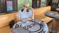 Artis 38 tahun ini juga sempat liburan ke Toscana Valley, Khao Yai, Thailand. Angel Karamoy pun mampir nongkrong sore di salah satu kafe di sana. Foto: Instagram @realangelkaramoy