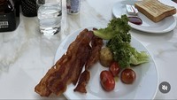 Pemain sinetron itu juga menikmati sarapan dengan pemandangan Toscana Valley yang indah. Piring makan sarapannya diisi dengan bacon, brokoli rebus, tomat, dan kentang. Terlihat sehat ya? Foto: Instagram @realangelkaramoy