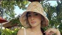 Tampaknya presenter Indonesia itu sedang bersantai di sebuah kafe yang dikelilingi pohon rindang. Angel pun ditemani dengan hidangan dessert semacam tiramisu lezat. Foto: Instagram @realangelkaramoy