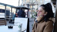 Tahun 2018 pemain sinetron ‘Bidadari’ ini juga sempat liburan ke negara Swiss. Di sana, Angel mampir ke kafe Starbucks untuk duduk santai sambil menikmati segelas minuman hangat. Foto: Instagram @realangelkaramoy