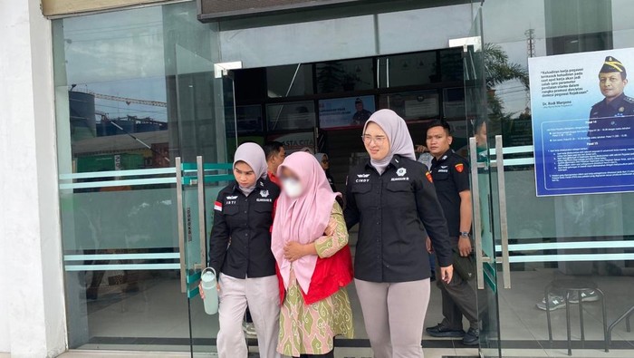 Keterangan foto: Mantan Kepala SMA Negeri 19 Medan berinisial RN ditahan Kejari Belawan dengan dugaan korupsi dana BOS tahun anggaran 2022 dan 2023 (Dok. Kejari Belawan)