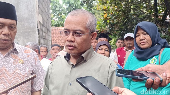 Ketua Komisi IV DPRD Kabupaten Bogor, Wasto Sumarno, meninjau bangunan majelis taklim yang mabruk, Selasa (9/9/2025).