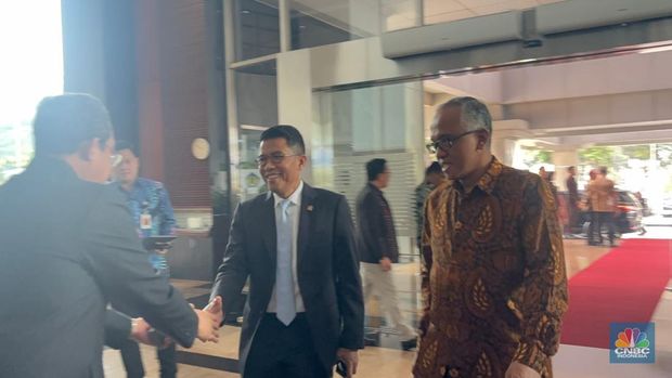 Ketua Komisi XI DPR RI Mukhamad Misbakhun tiba di Kementerian Kuangan, Jakarta, Selasa (9/9/2025). (CNBC INdonesia/Zahwa Madjid)